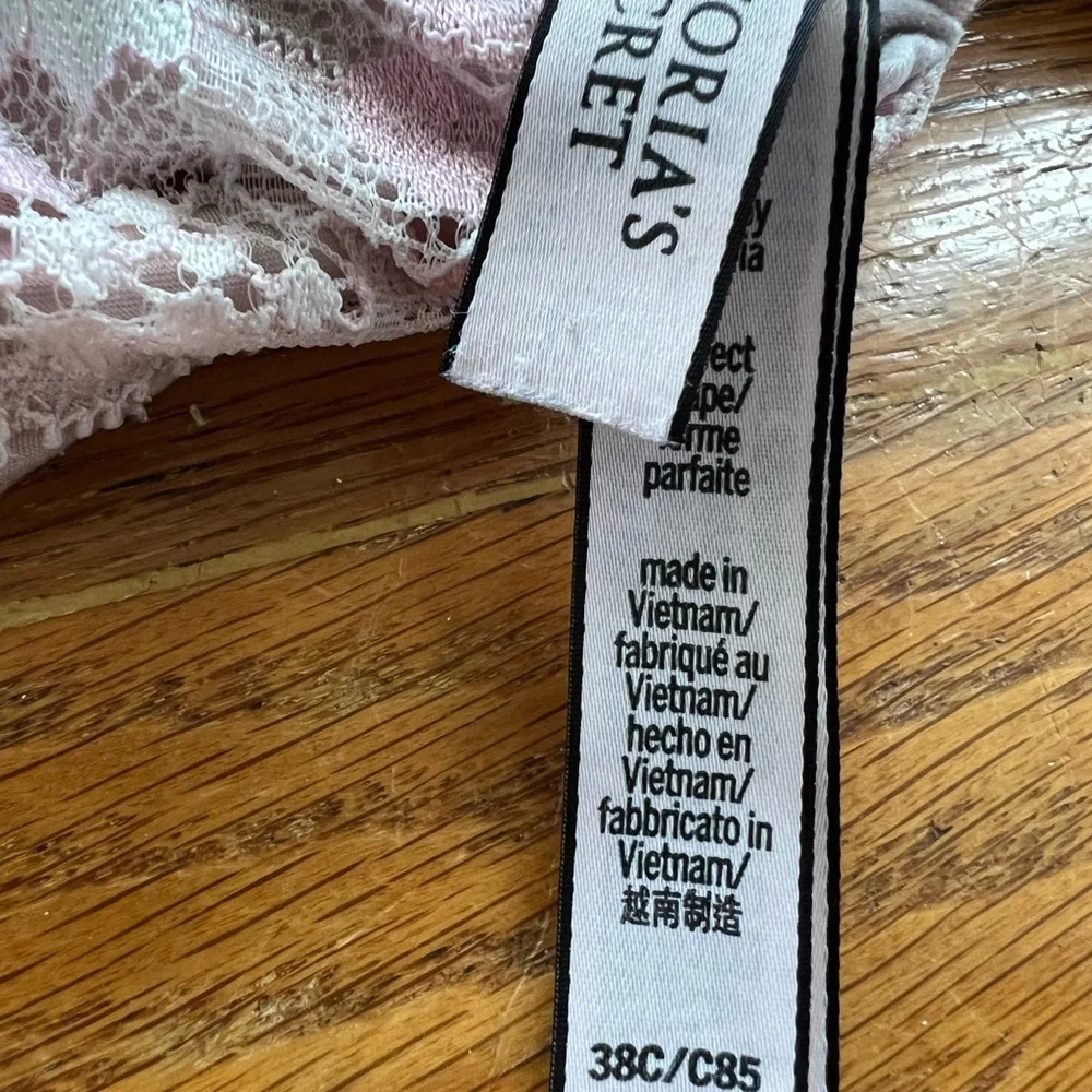 Victoria's Secret Pink Cream Lace Bra - Picture 5 of 5